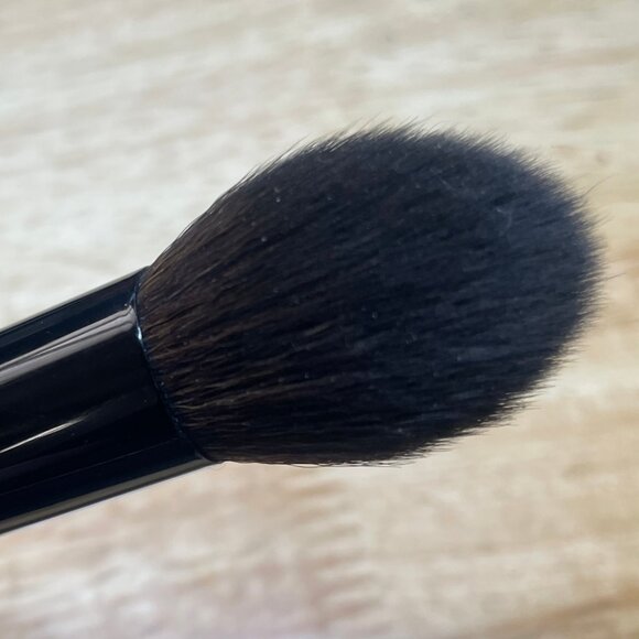 Saie Fluffy Setting Powder Brush - Picture 2 of 3